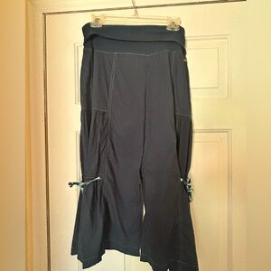 Matilda Jane Blue capri pants size medium